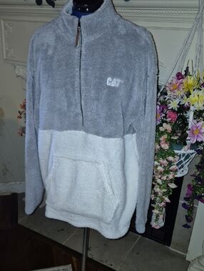 Charles River Apparel "CAT" Logo. Gray&white Colorblock EC.(#2019D).